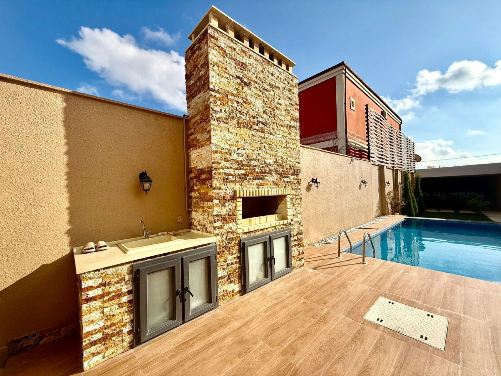 Satılır 5 otaqlı həyət evi 250 m²