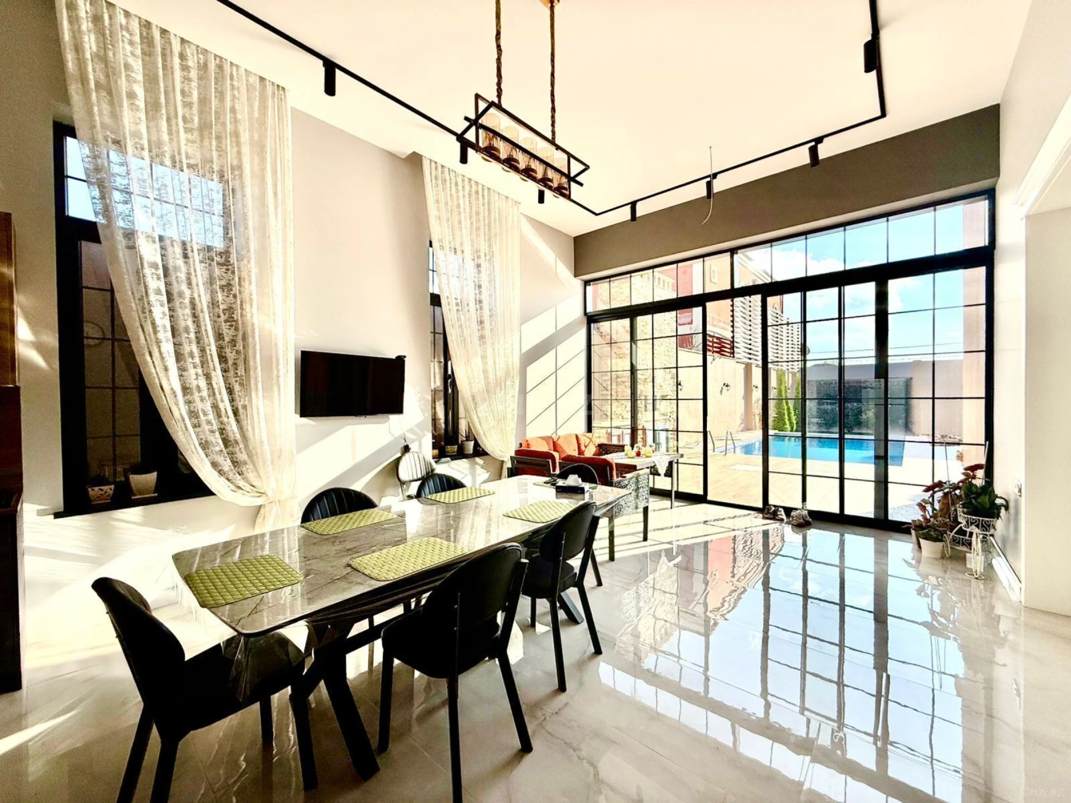 Satılır 5 otaqlı həyət evi 250 m²