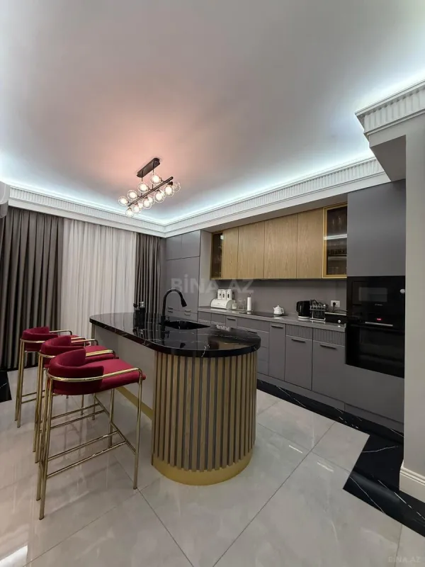 Satılır 6 otaqlı mənzil 320 m²