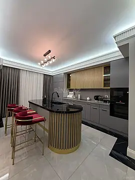 Satılır 6 otaqlı mənzil 320 m²