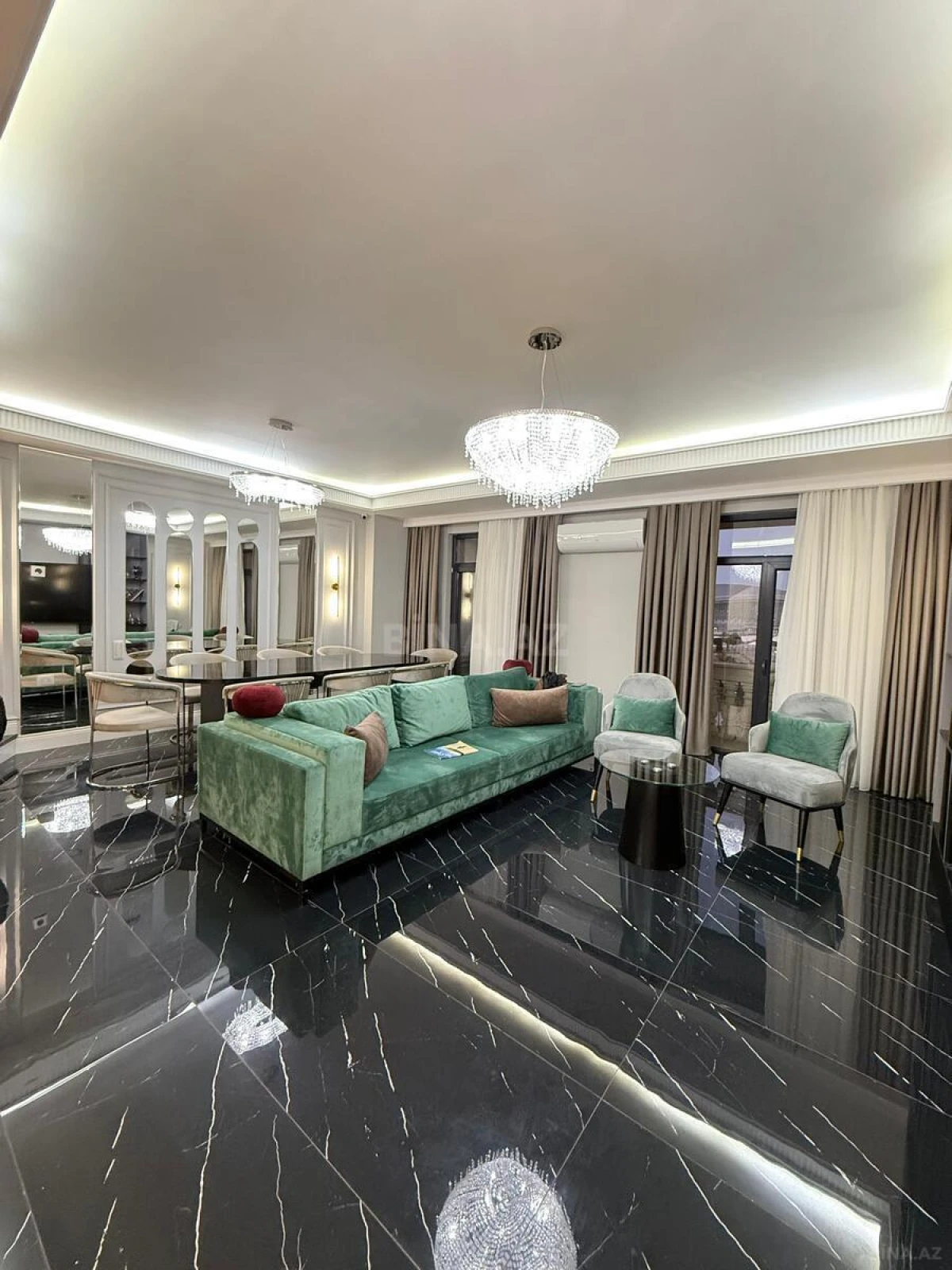 Satılır 6 otaqlı mənzil 320 m²