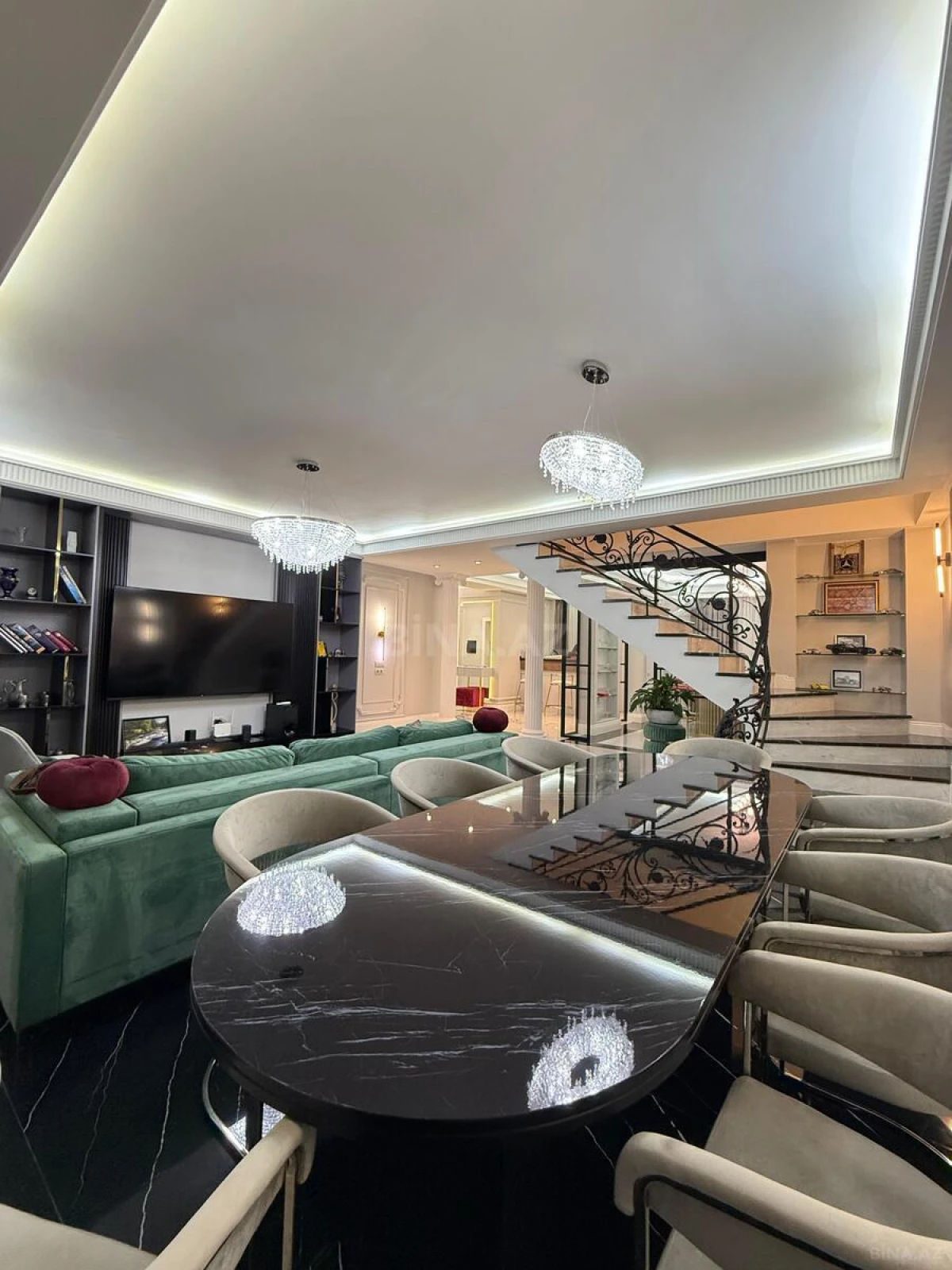 Satılır 6 otaqlı mənzil 320 m²