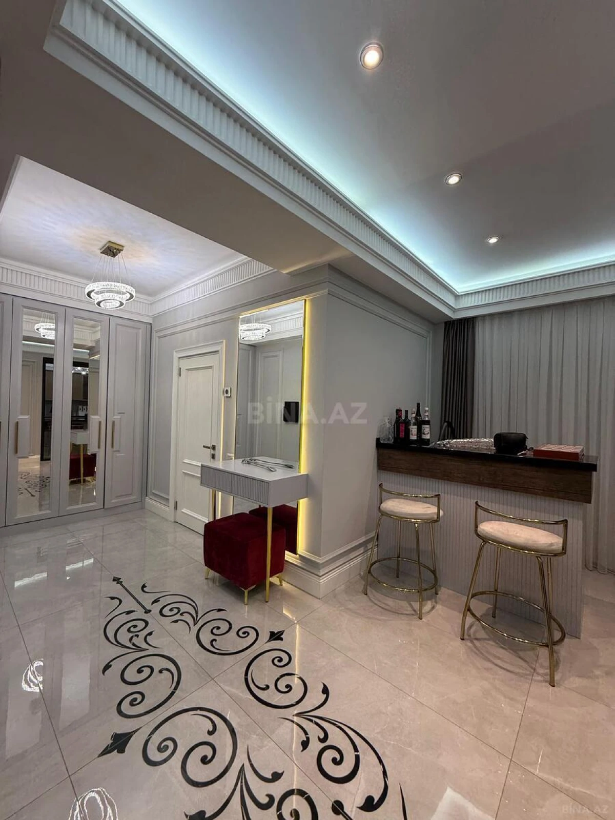 Satılır 6 otaqlı mənzil 320 m²