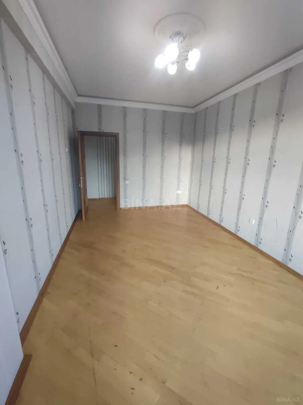 Satılır 3 otaqlı mənzil 130 m²