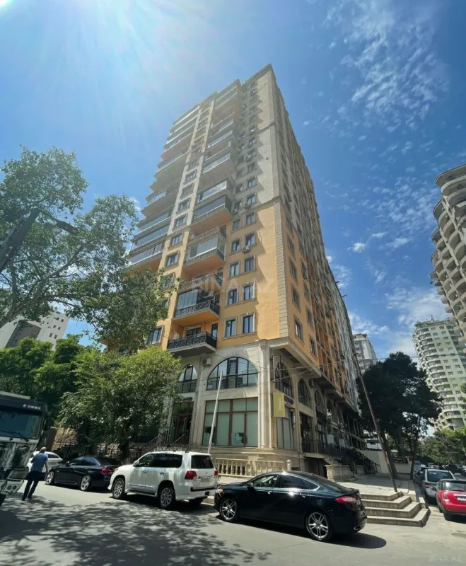 Satılır 3 otaqlı mənzil 130 m²