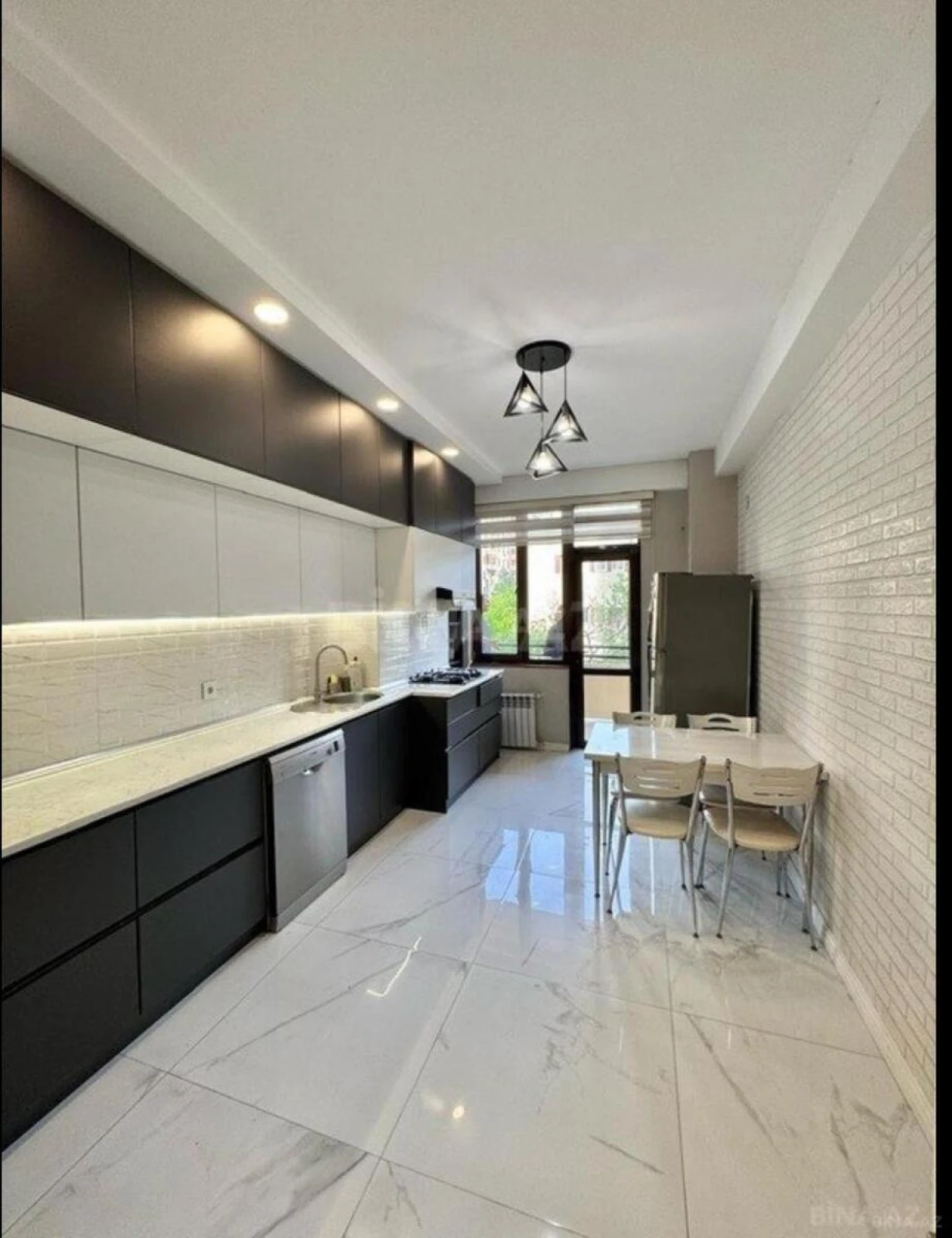 Satılır 3 otaqlı mənzil 130 m²