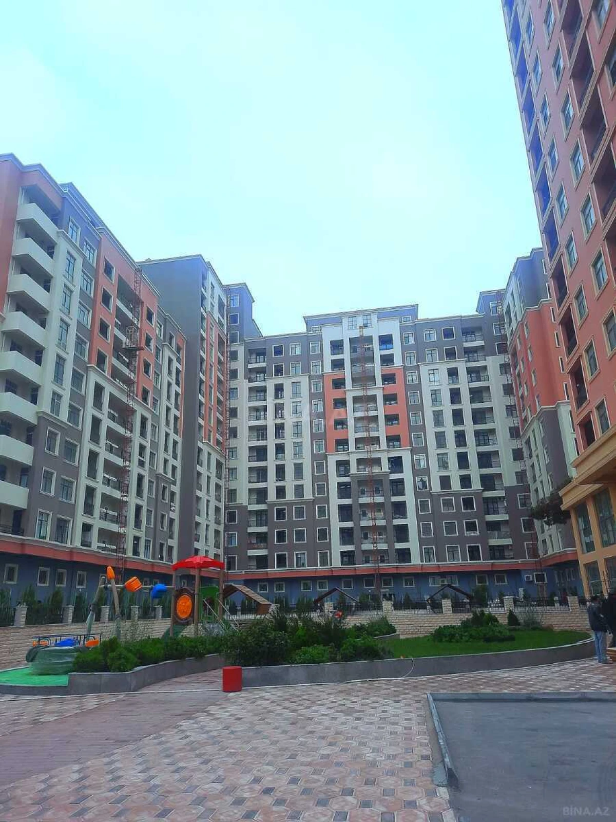 Satılır 4 otaqlı mənzil 126 m²