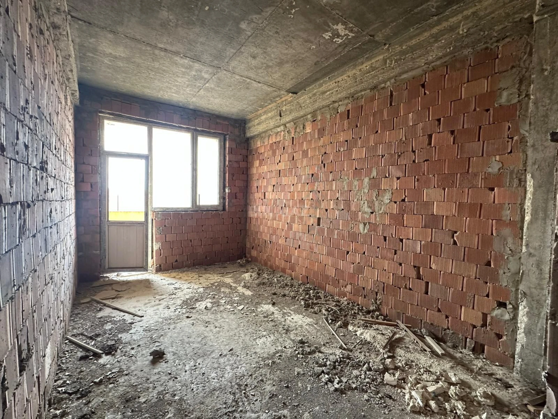Satılır 4 otaqlı mənzil 126 m²