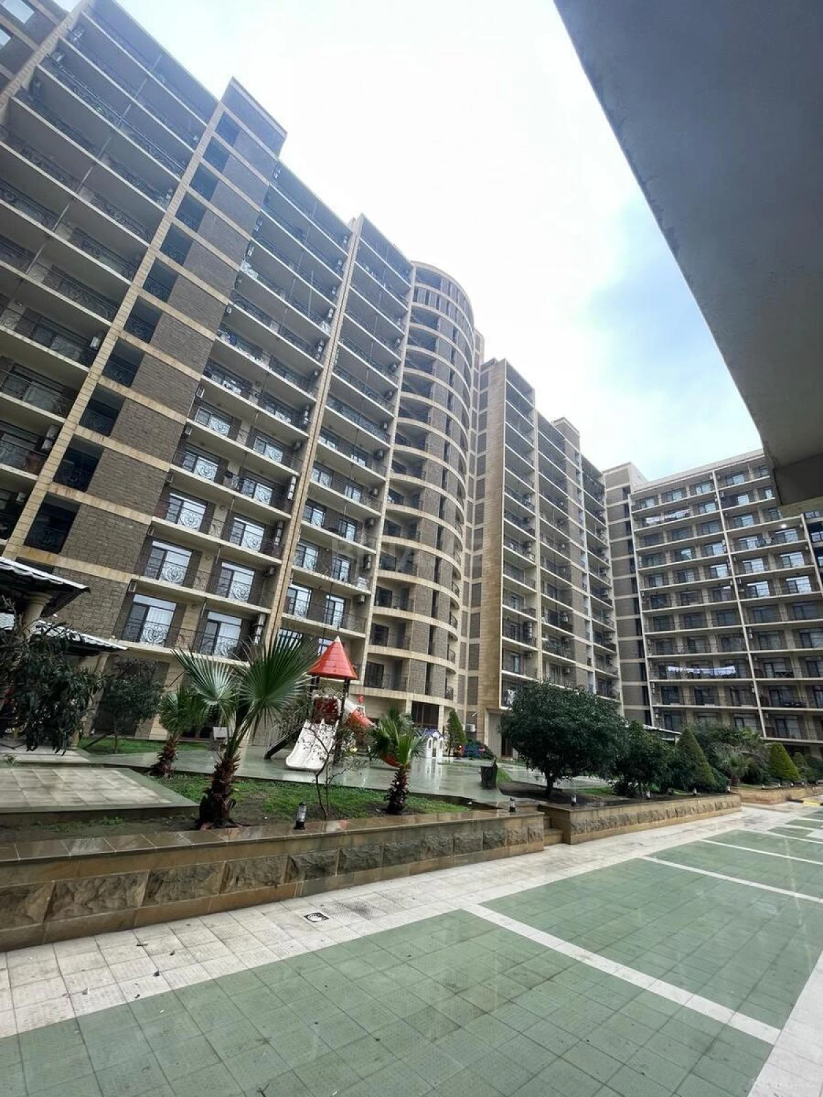 Kirayə verilir 5 otaqlı ofis 240 m²