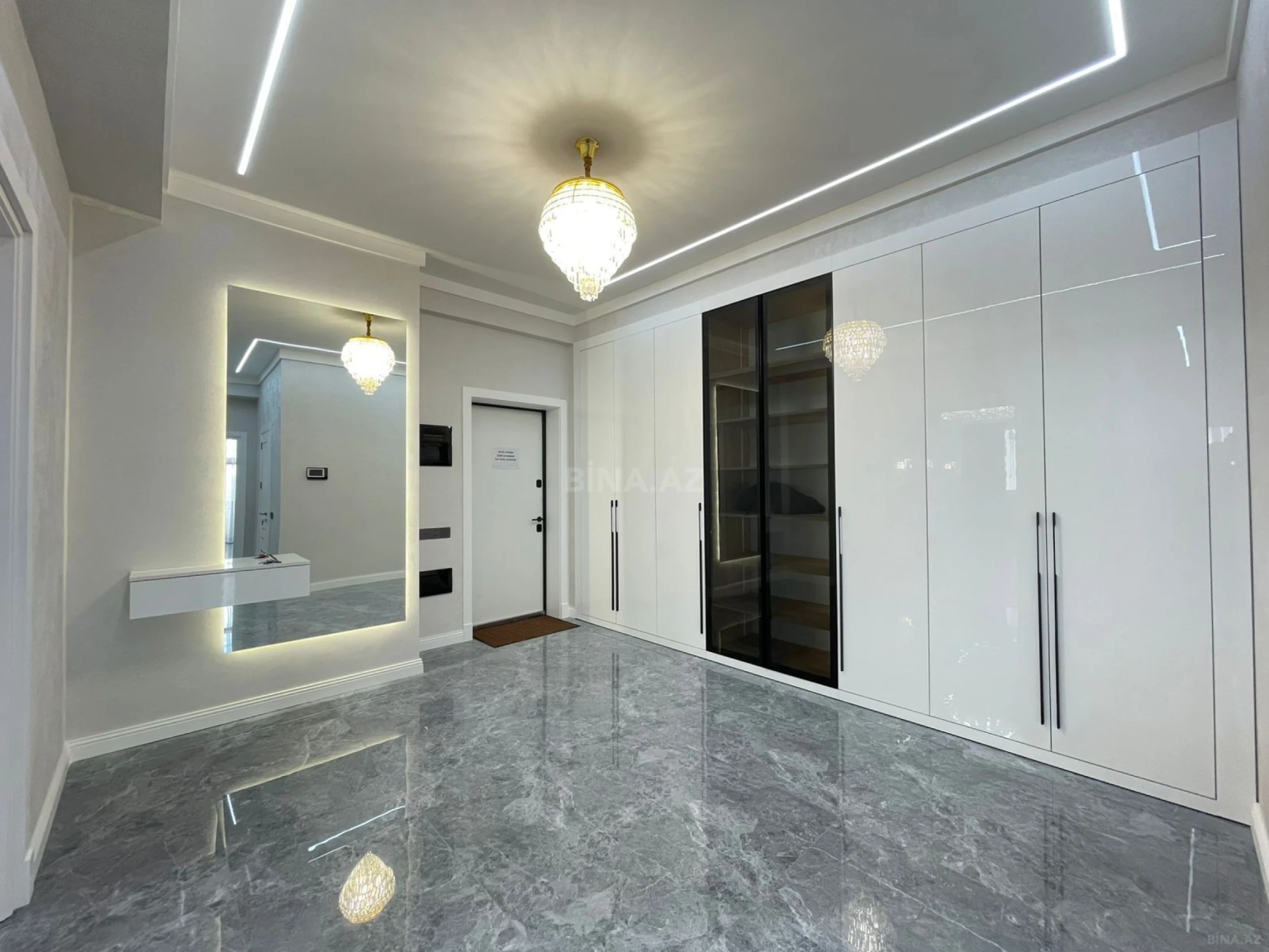 Satılır 4 otaqlı mənzil 175 m²
