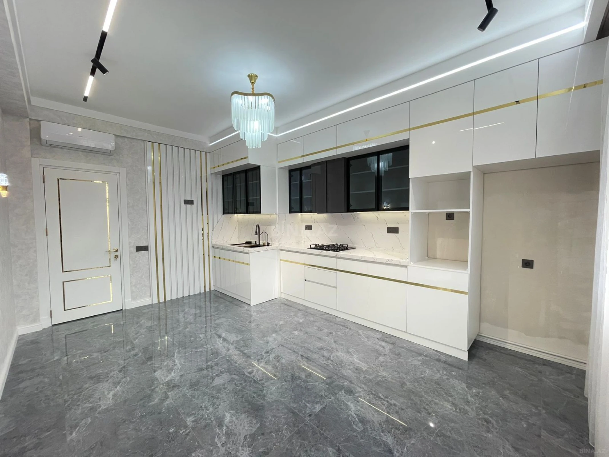 Satılır 4 otaqlı mənzil 175 m²