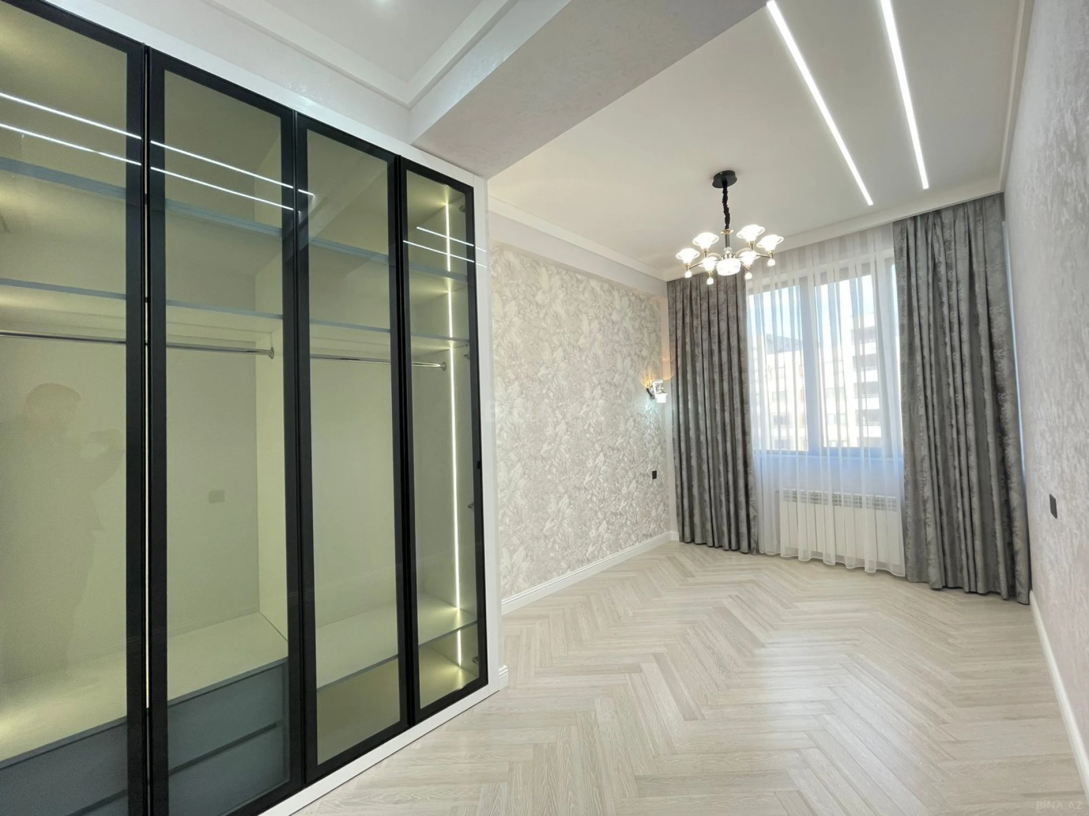 Satılır 4 otaqlı mənzil 175 m²