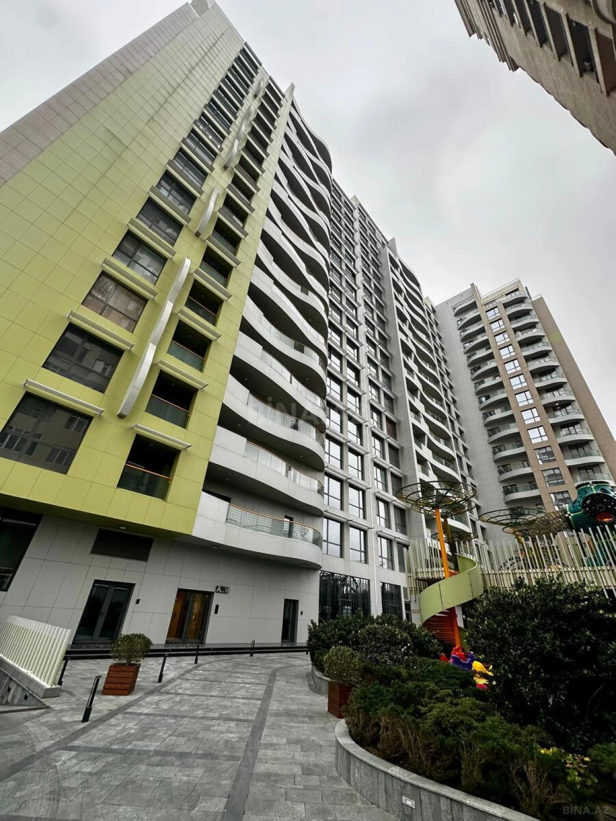 Satılır 3 otaqlı mənzil 206 m²