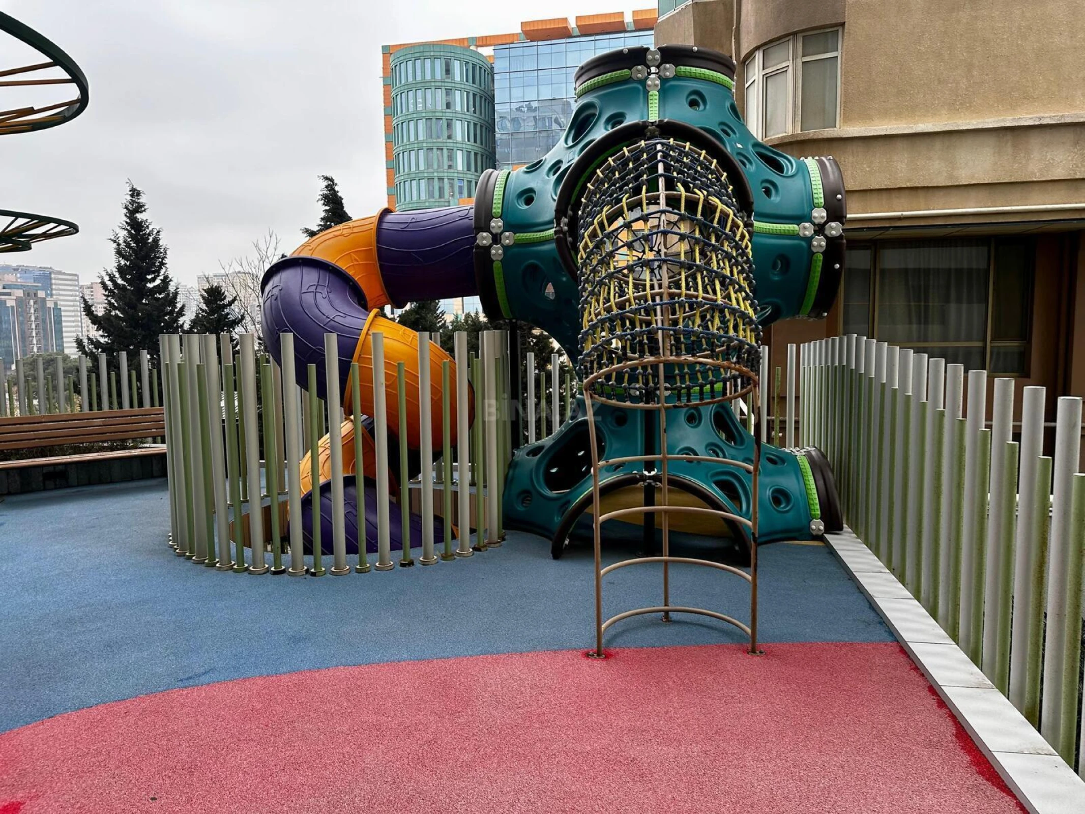 Satılır 3 otaqlı mənzil 206 m²