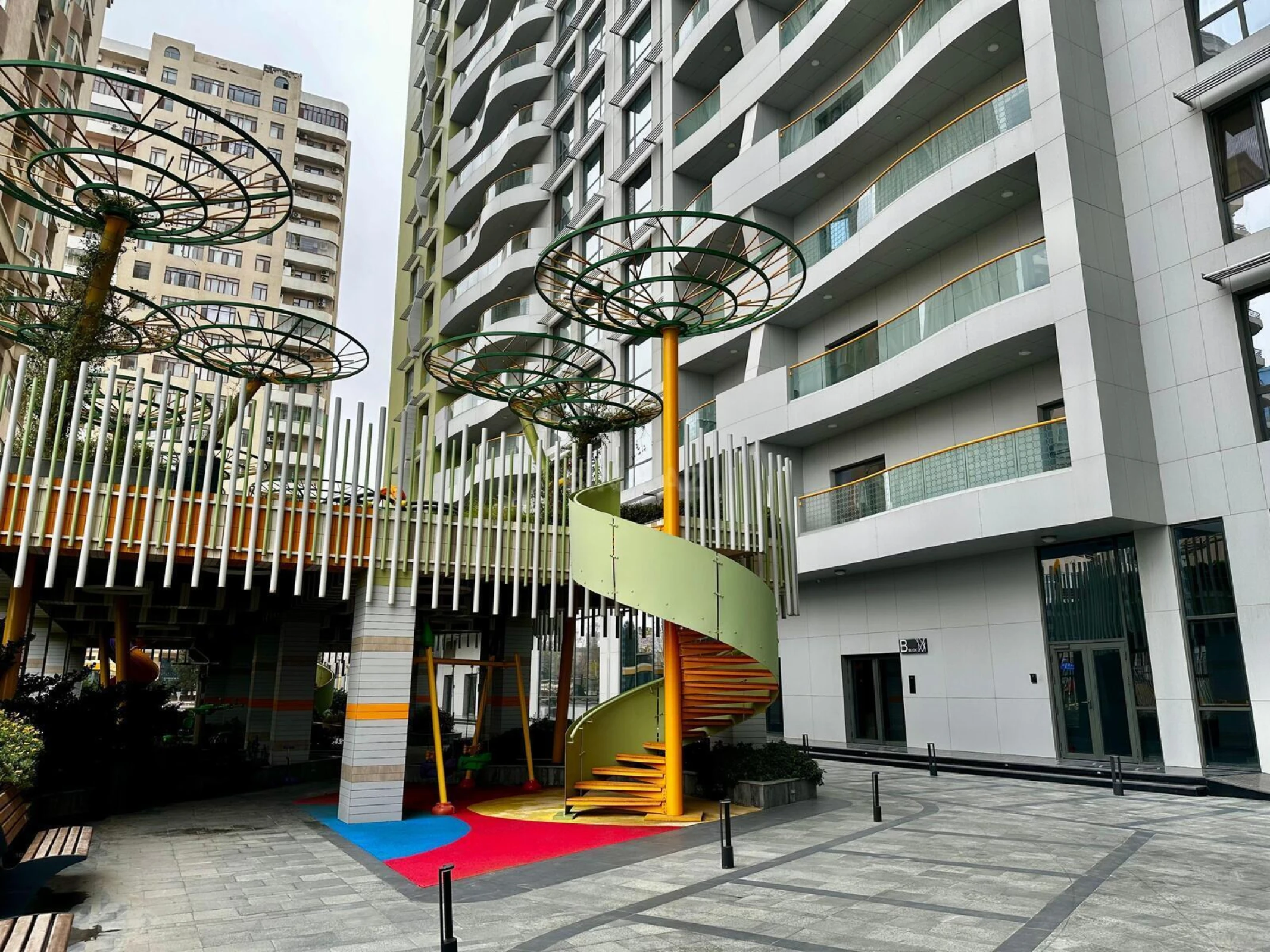 Satılır 3 otaqlı mənzil 206 m²