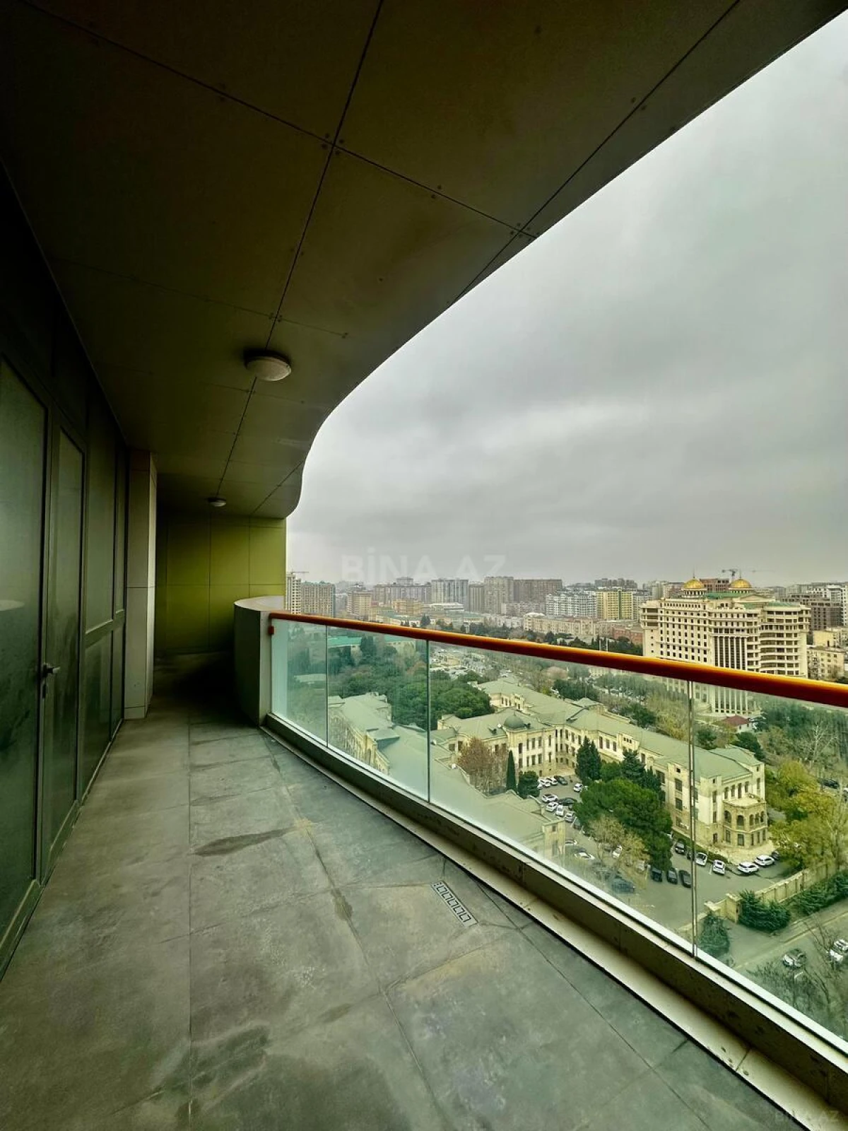 Satılır 5 otaqlı mənzil 294 m²