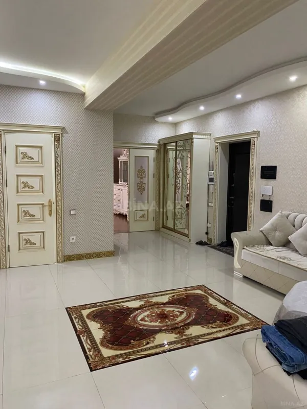 Satılır 3 otaqlı mənzil 155 m²
