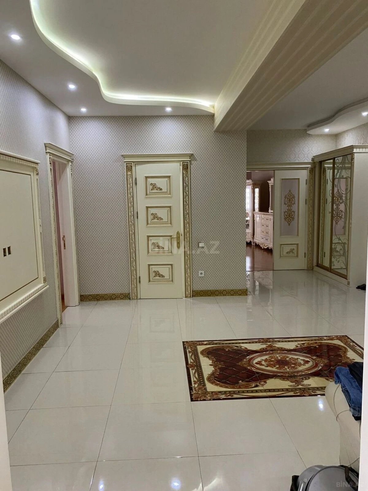 Satılır 3 otaqlı mənzil 155 m²