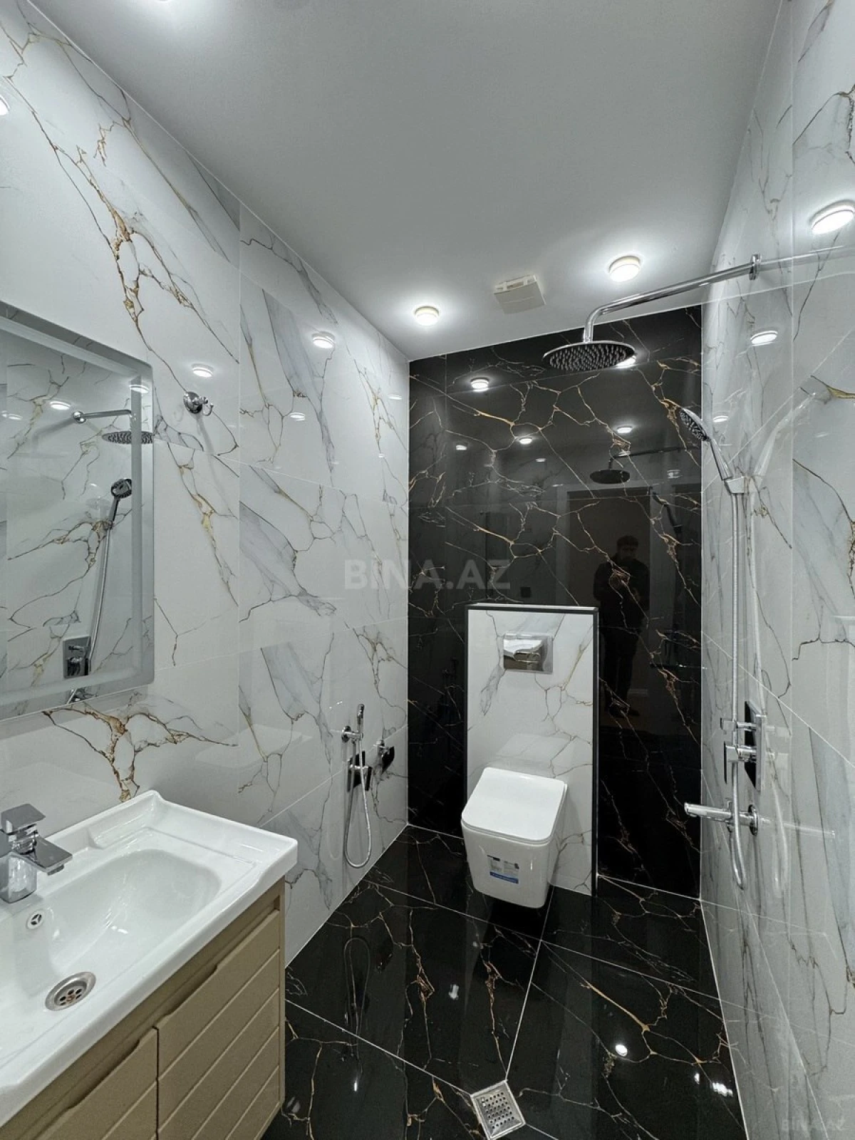 Satılır 4 otaqlı mənzil 140 m²