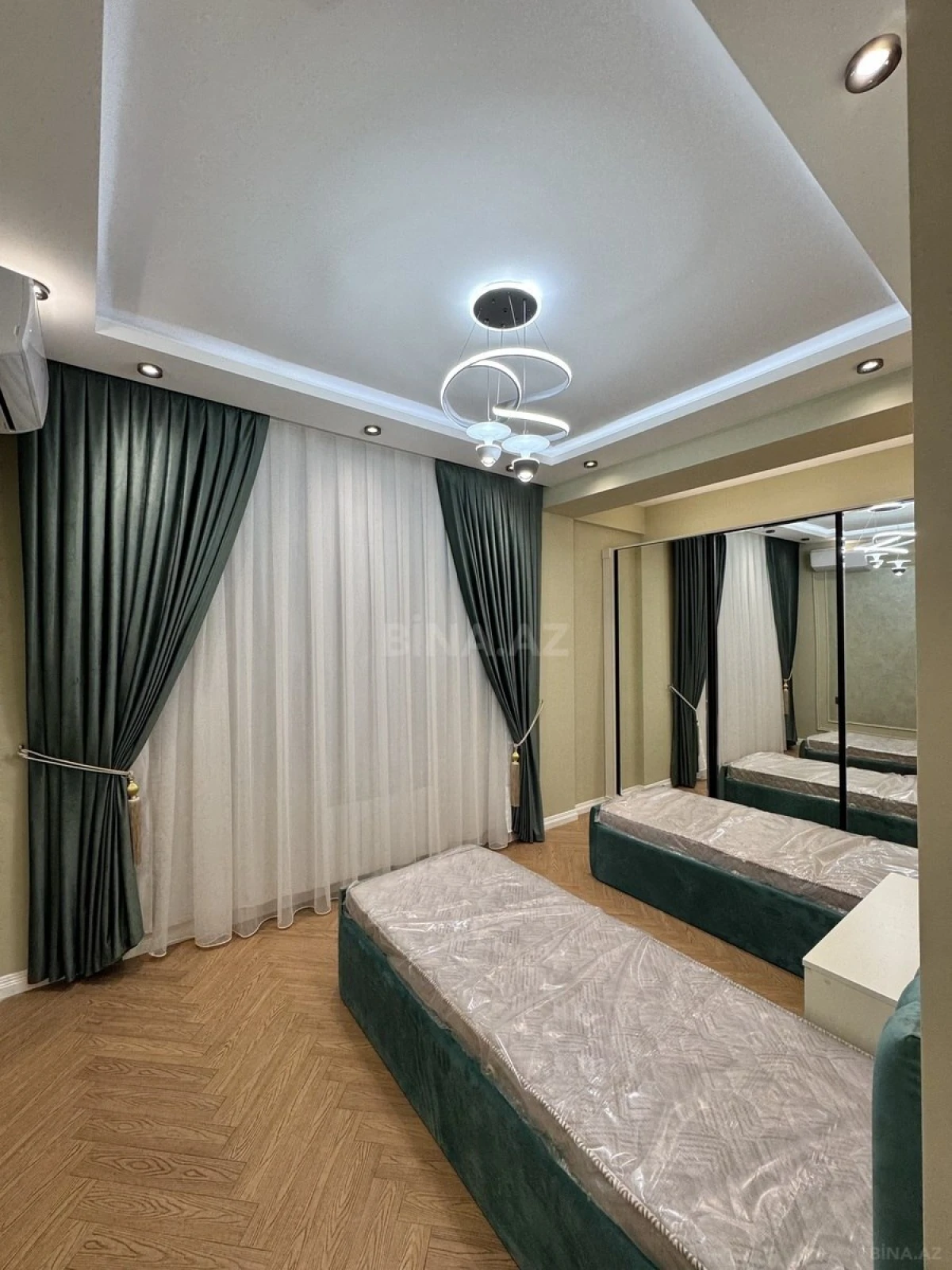 Satılır 4 otaqlı mənzil 140 m²