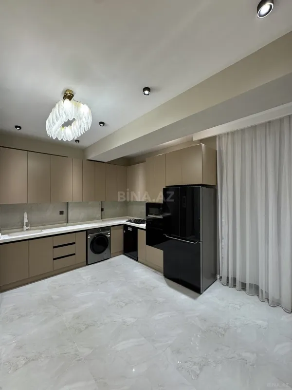 Satılır 4 otaqlı mənzil 140 m²