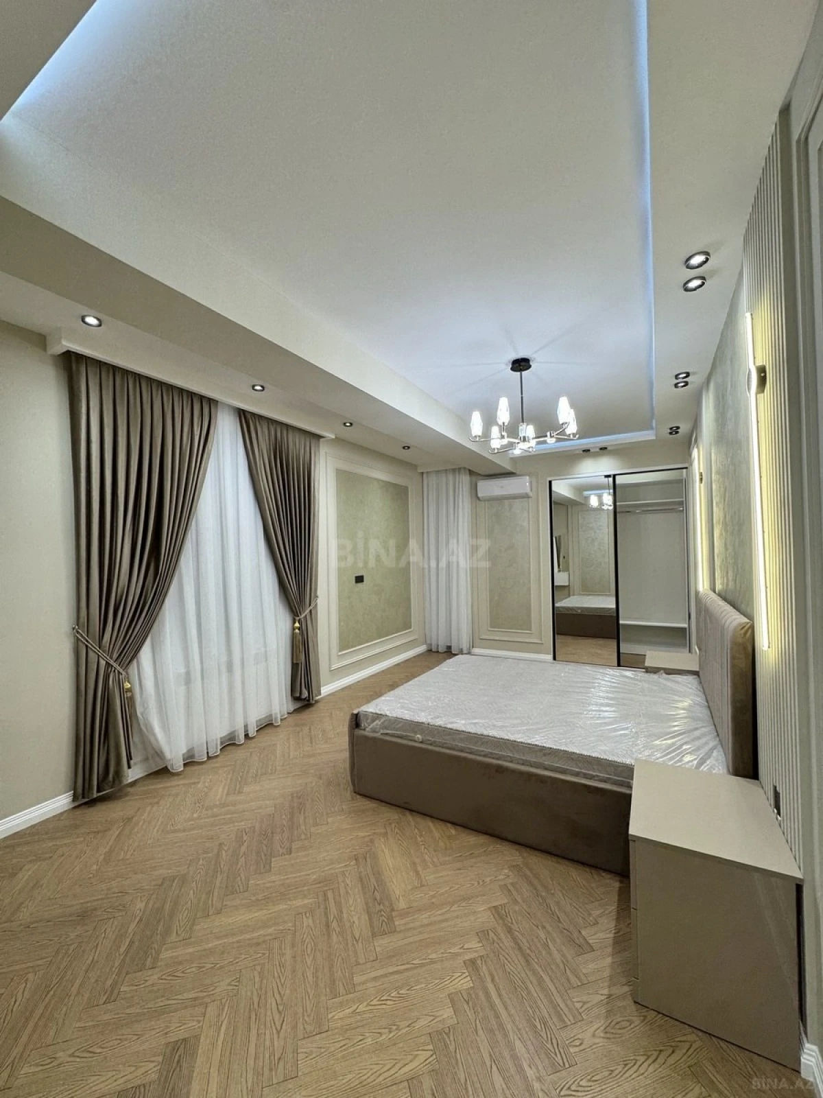 Satılır 4 otaqlı mənzil 140 m²