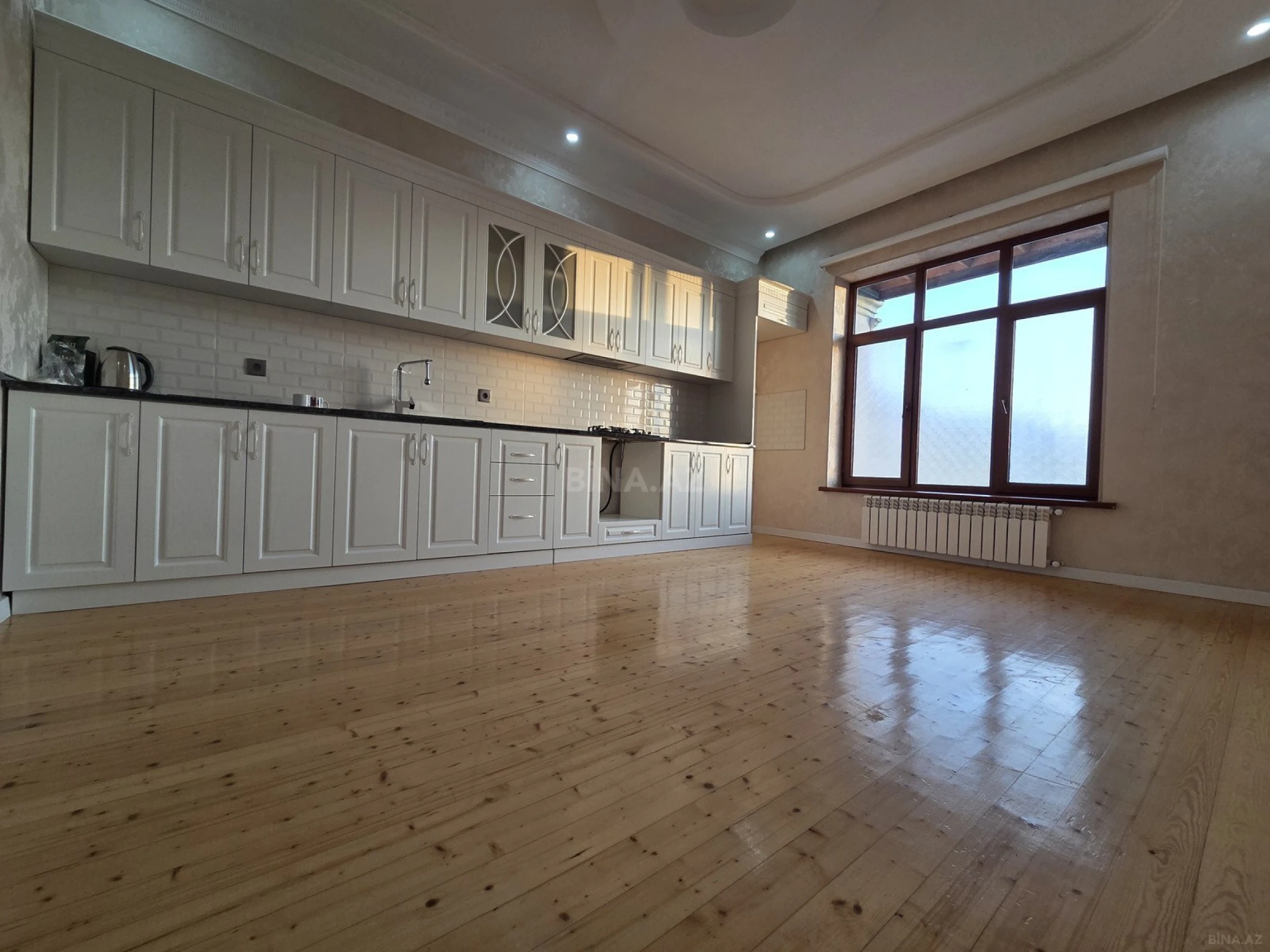 Satılır 8 otaqlı həyət evi 360 m²