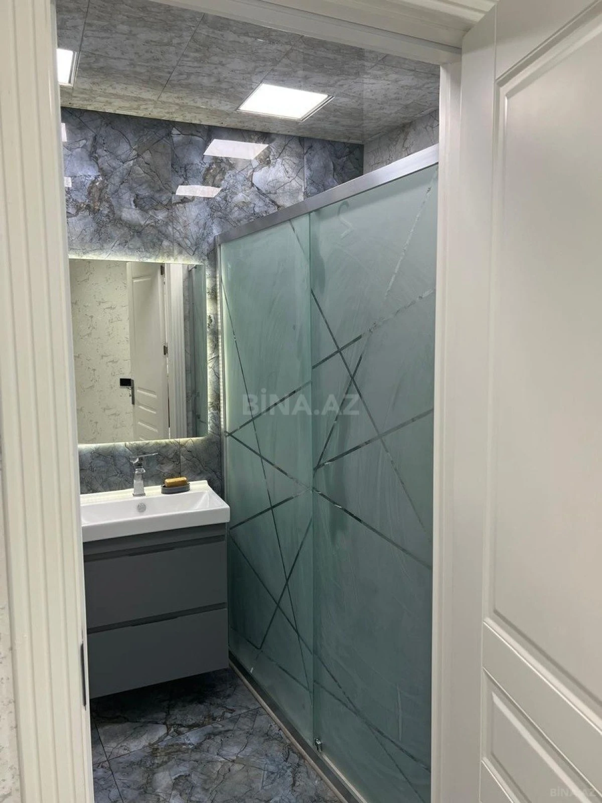 Kirayə verilir 2 otaqlı mənzil 105 m²