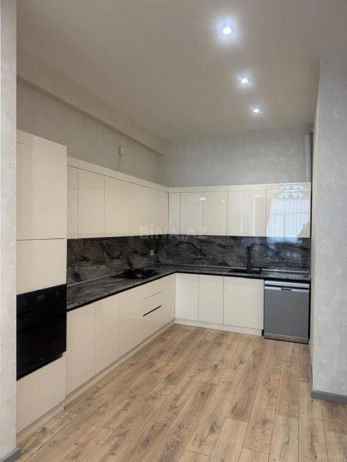 Satılır 2 otaqlı mənzil 95 m²