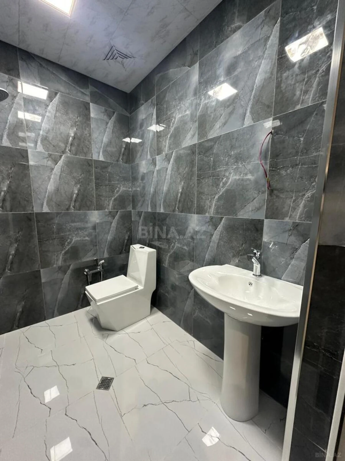 Satılır 3 otaqlı mənzil 97 m²