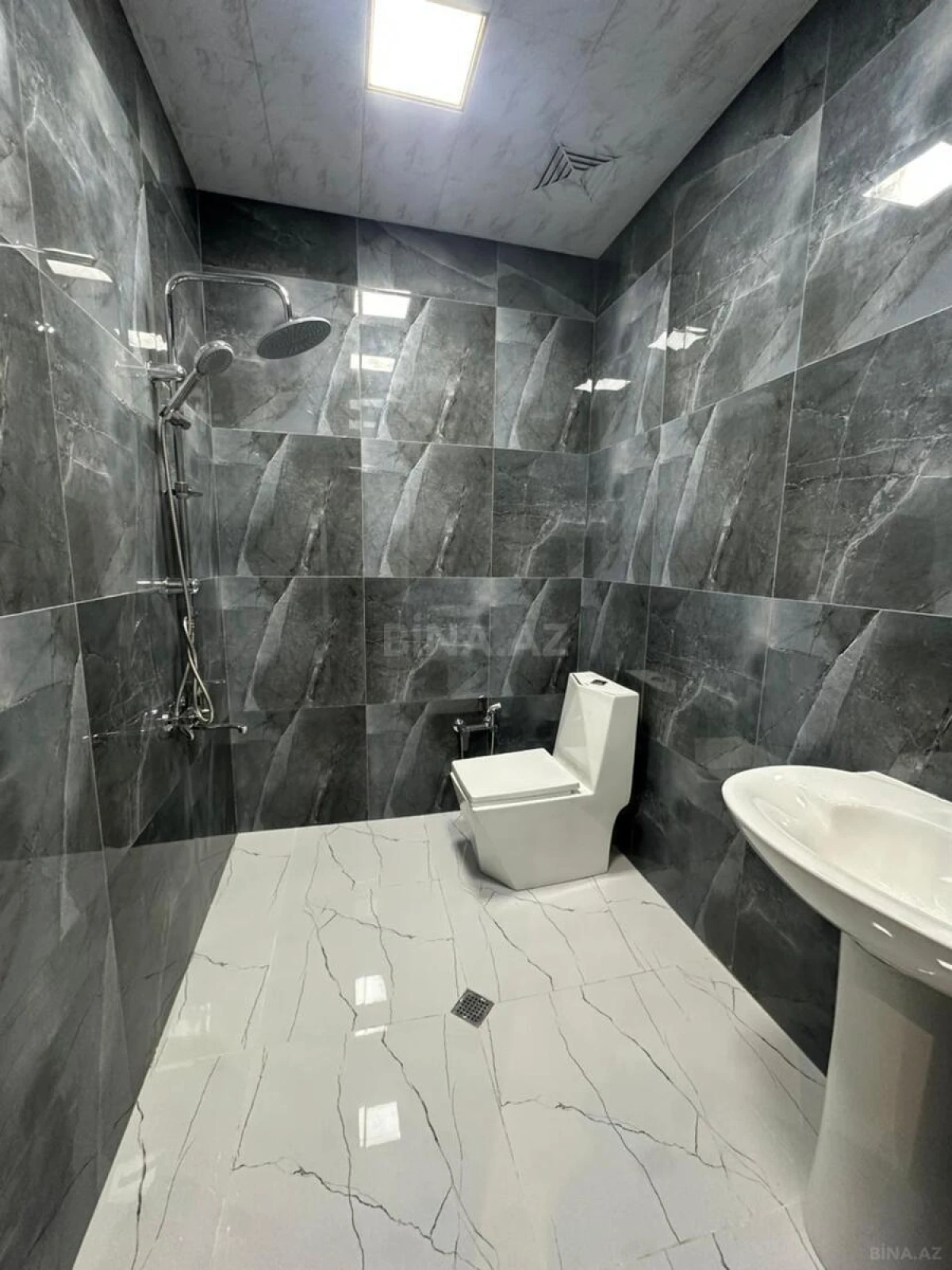 Satılır 3 otaqlı mənzil 97 m²