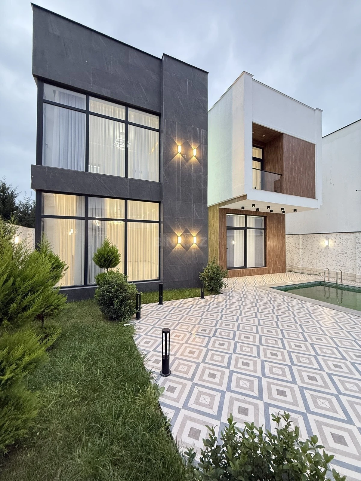 Satılır 5 otaqlı həyət evi 220 m²