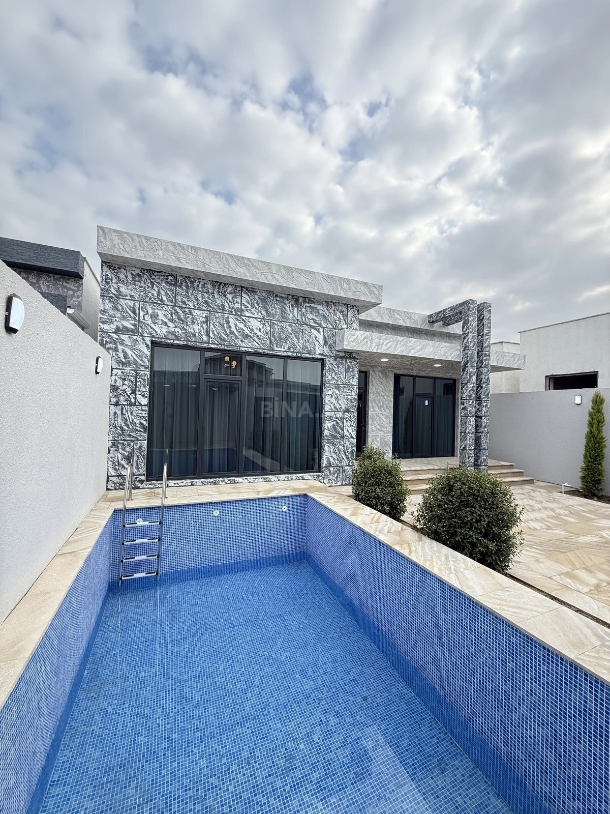 Satılır 4 otaqlı həyət evi 135 m²