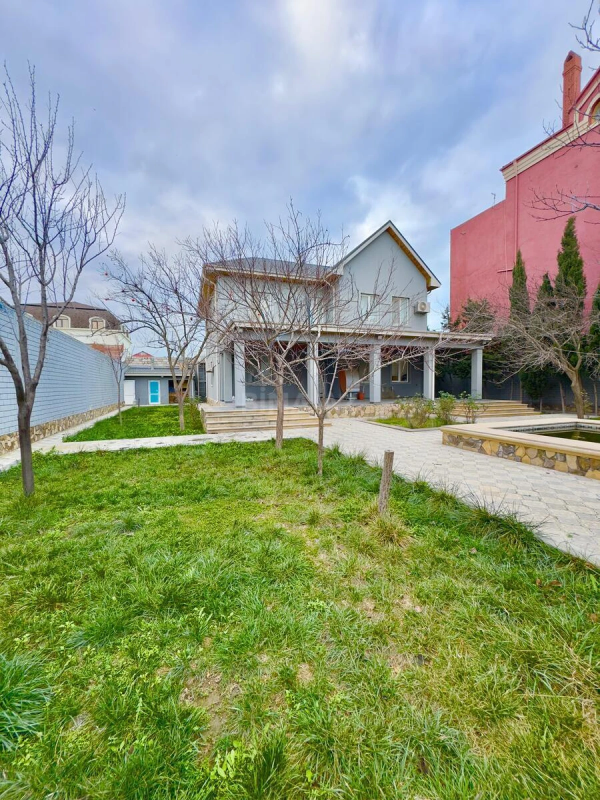 Satılır 5 otaqlı həyət evi 300 m²