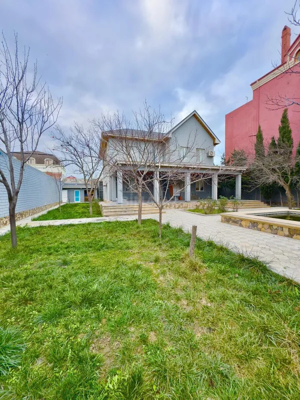 Satılır 5 otaqlı həyət evi 300 m²