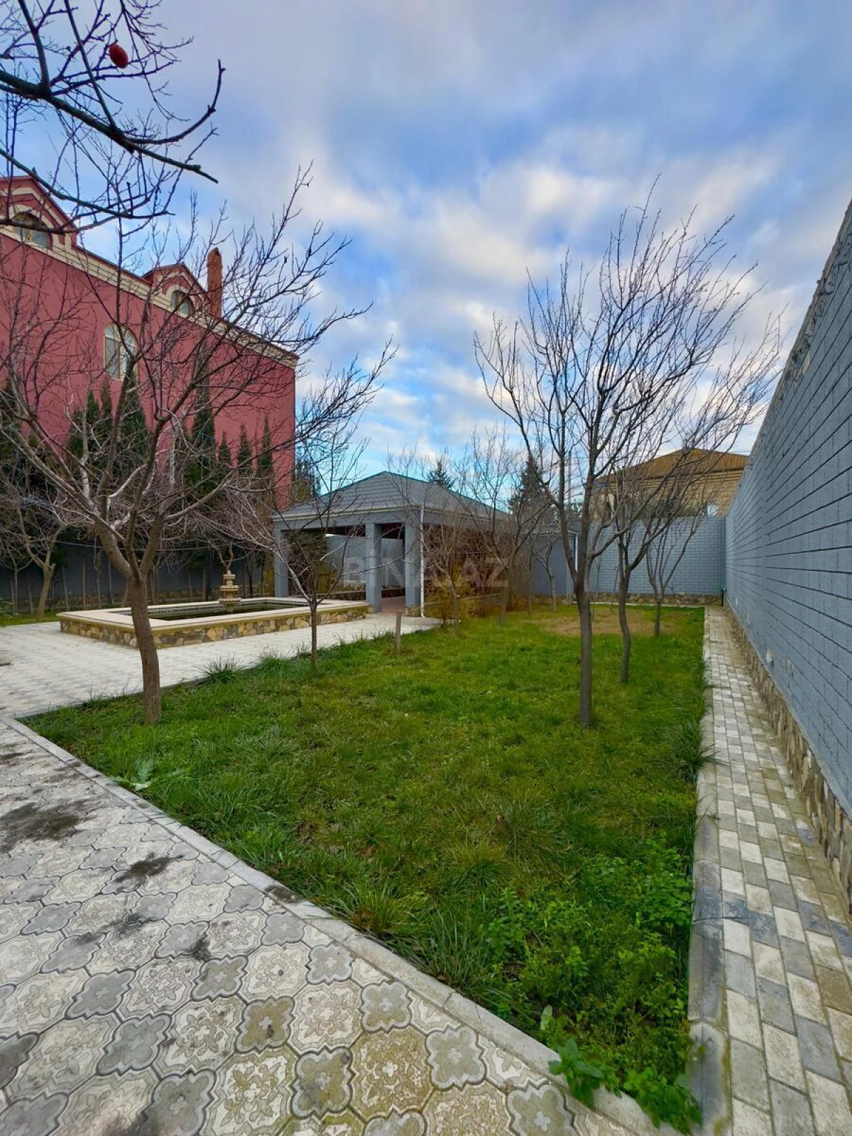 Satılır 5 otaqlı həyət evi 300 m²
