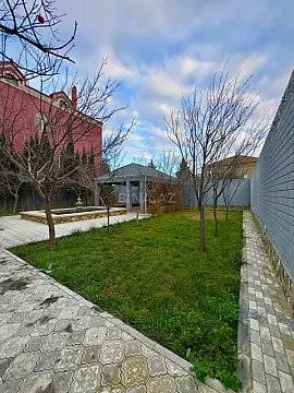 Satılır 5 otaqlı həyət evi 300 m²