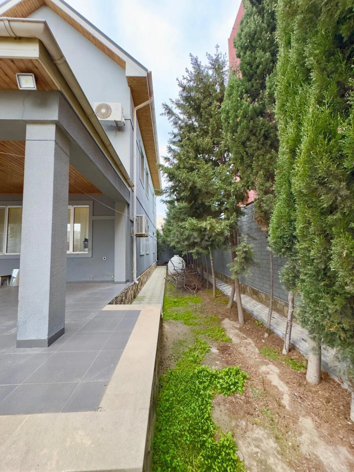 Satılır 5 otaqlı həyət evi 300 m²