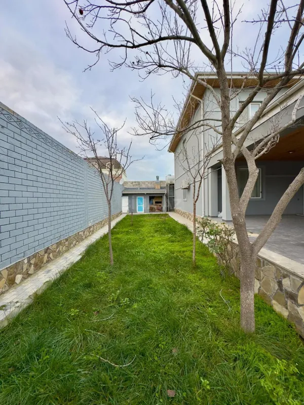 Satılır 5 otaqlı həyət evi 300 m²