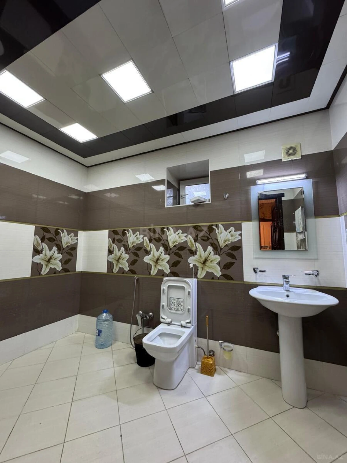 Satılır 5 otaqlı həyət evi 300 m²