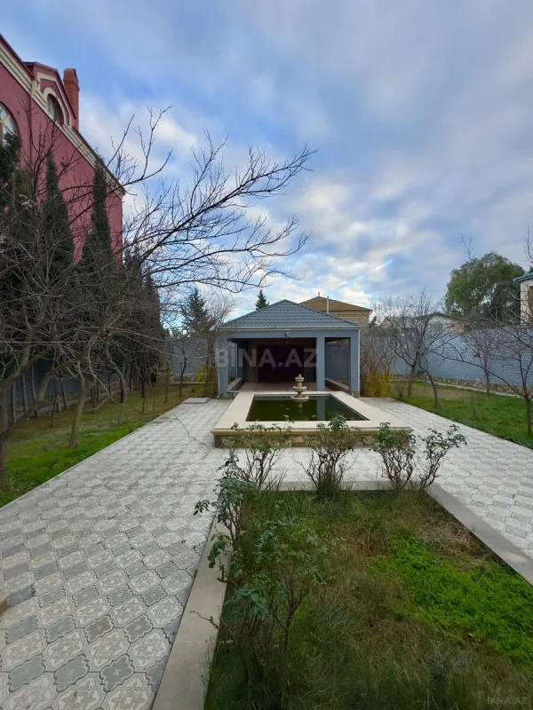 Satılır 5 otaqlı həyət evi 300 m²
