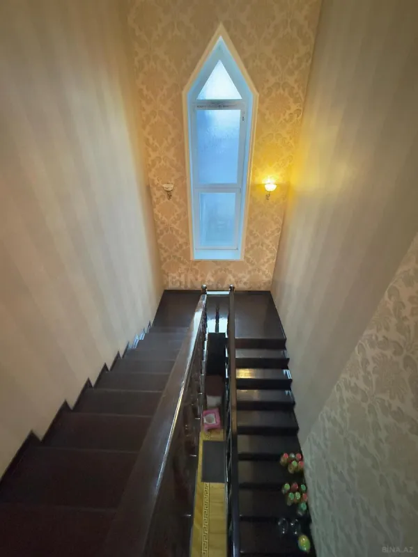 Satılır 5 otaqlı həyət evi 300 m²