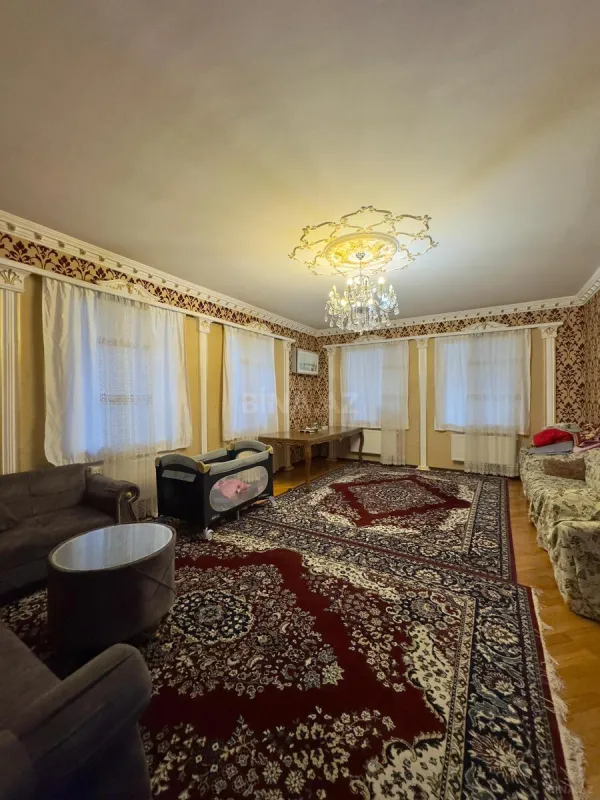 Satılır 5 otaqlı həyət evi 300 m²