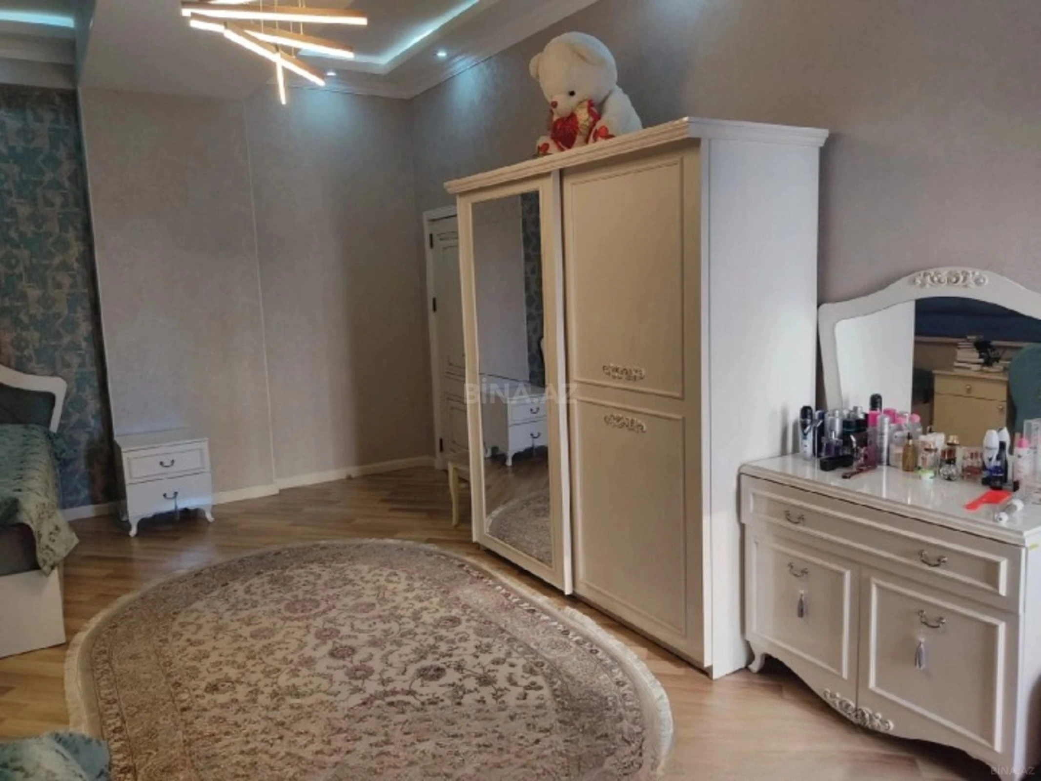 Satılır 3 otaqlı mənzil 140 m²