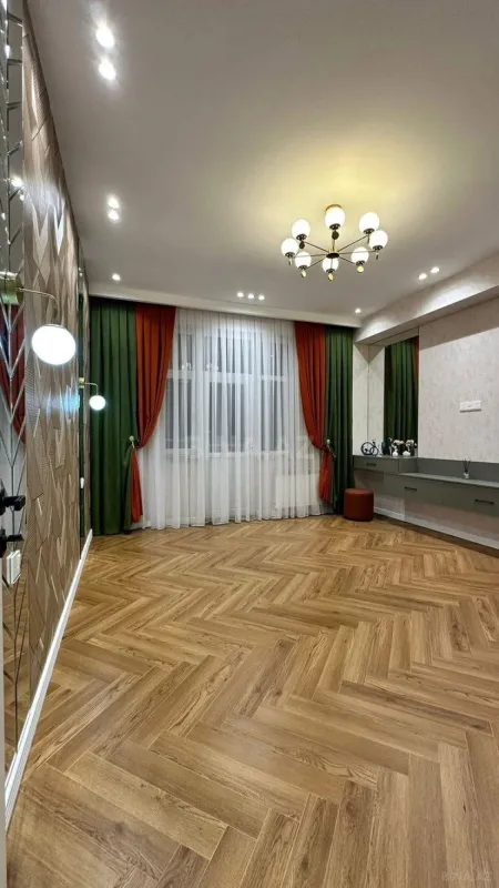 Satılır 3 otaqlı mənzil 136 m²