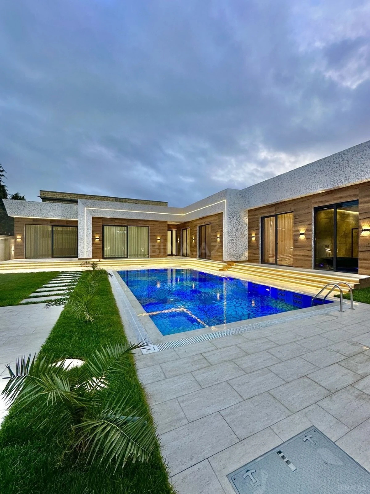 Satılır 5 otaqlı həyət evi 250 m²