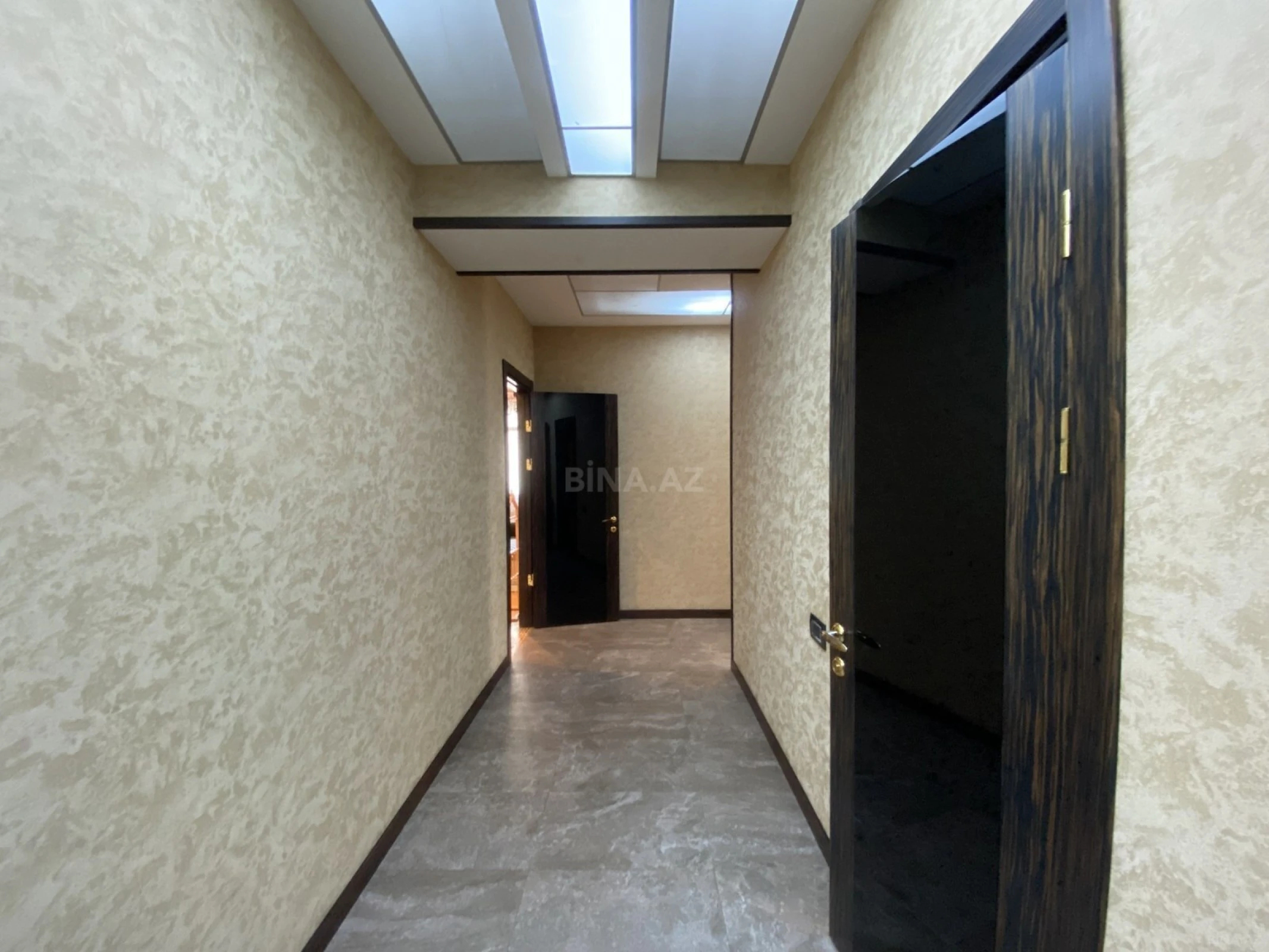 Satılır 5 otaqlı mənzil 225 m²