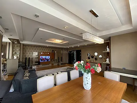 Satılır 5 otaqlı mənzil 225 m²
