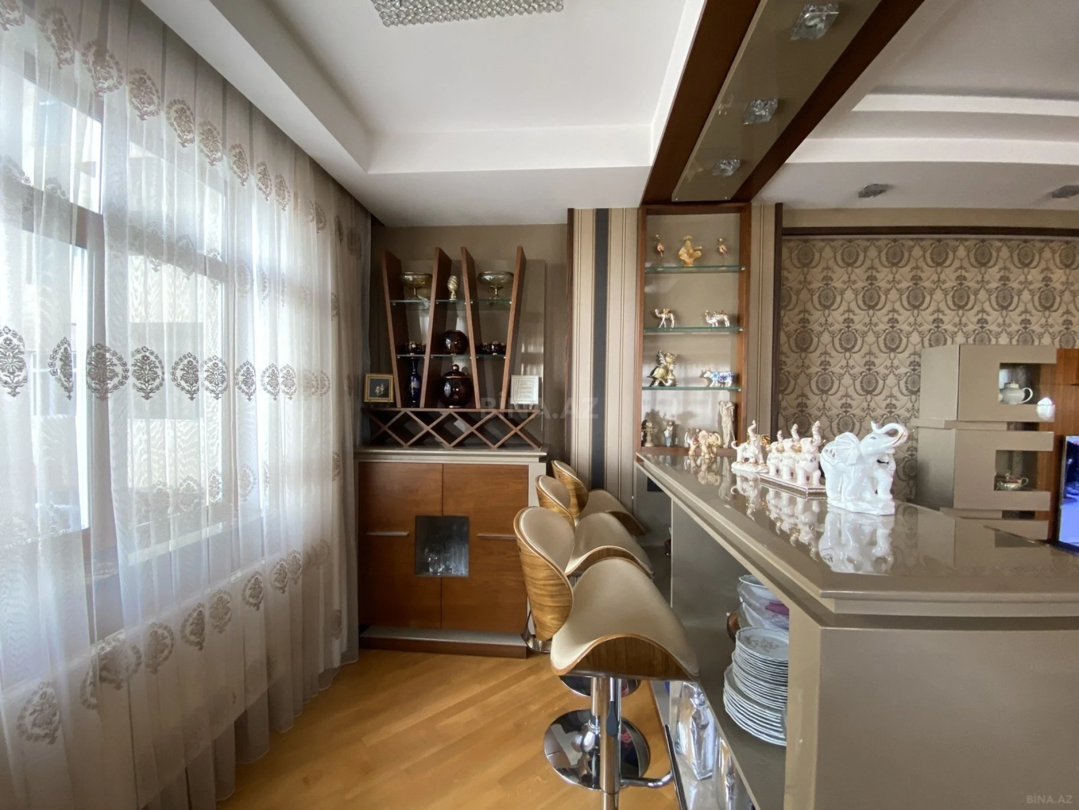 Satılır 5 otaqlı mənzil 225 m²