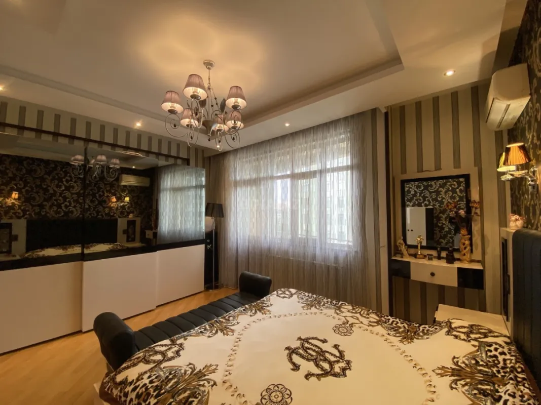 Satılır 5 otaqlı mənzil 225 m²